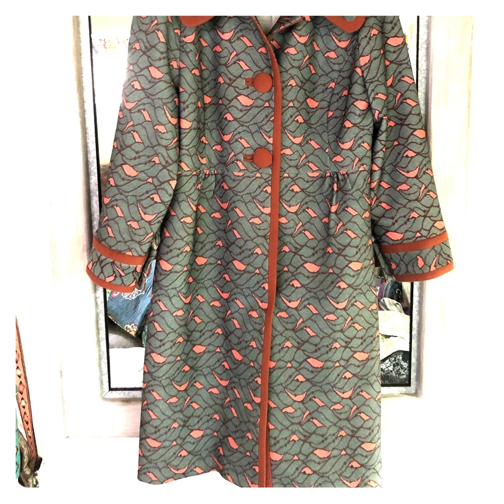 Funky patterned, 3/4 sleeve coat with pockets.